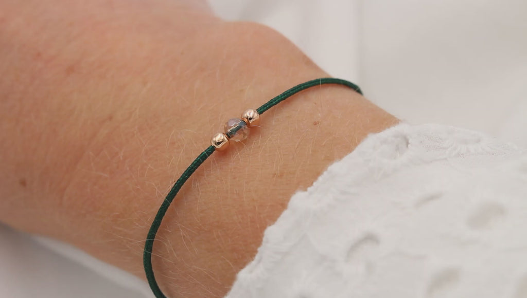 Video Smaragdgrünes Makrameearmband mit facettengeschliffenen Perlen 925 Silber Rosé vergoldet am Handgelenk getragen