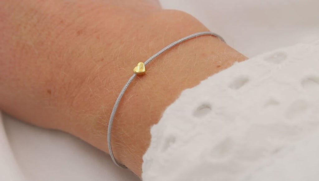 Video hellgraues Makrameearmband Herz 925 Silber vergoldet am Handgelenk getragen
