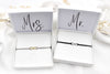 2 Infinity Armbänder in weißer Schmuckschachtel mit Mr & Mrs Aufschrift im Deckel, perfekte Geschenkidee für Partner zur Hochzeit