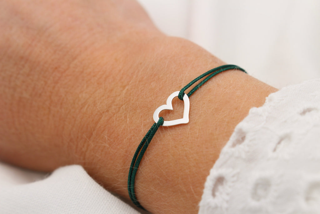 grünes Makrameearmband unausgefülltes Herz 925 Silber am Handgelenk getragen