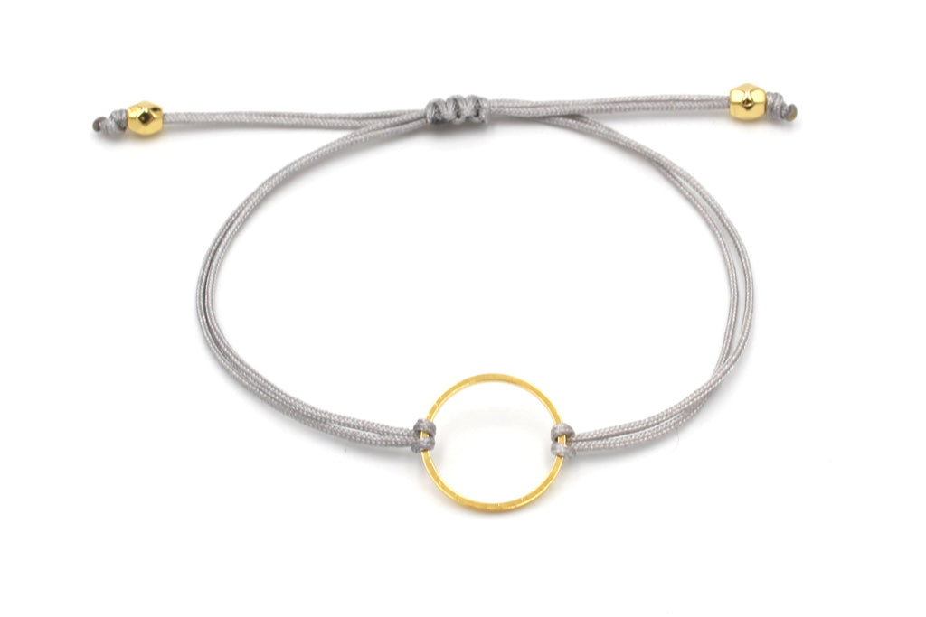 graues Makramee Armband Kreis filigran mit goldfarbenem Kreis Symbol