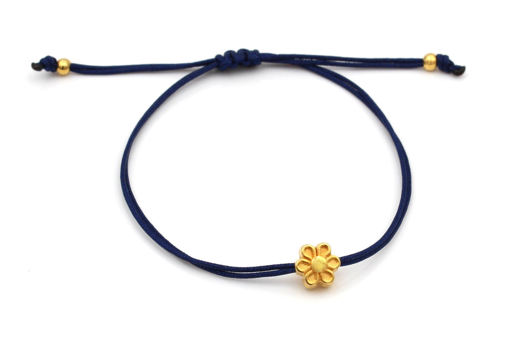 Makrameearmband blau mit goldfarbener Blume als Blumenarmband für dein Kind