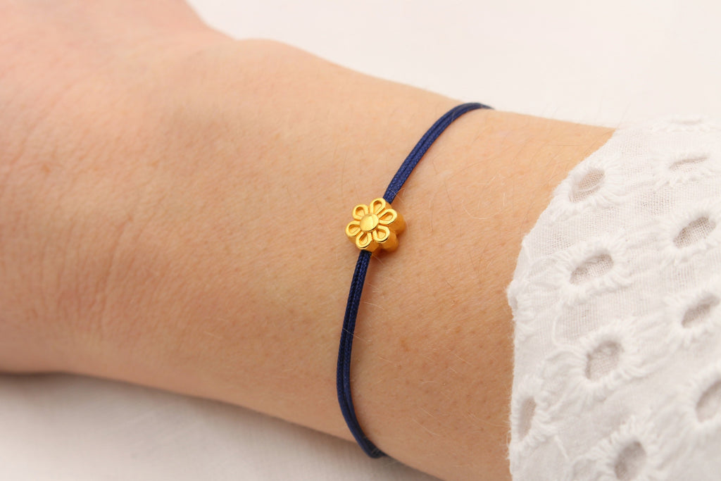 Makramee Armband Damen in blau mit kleiner Blume goldfarben am Handgelenk