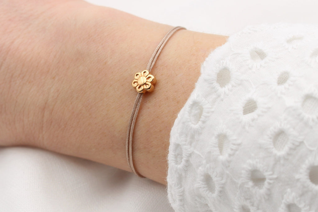 Makrameearmband kleine Blume rosegold am Handgelenk getragen