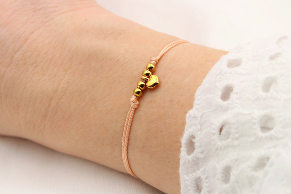 Filigranes Makramee Armband Herz Anhänger in goldfarben und Größen verstellbarem Verschluss
