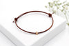 Braunes Lederarmband mit rosegoldener quadratischen Perle im minimalistischen Style als Schiebeknoten Armband