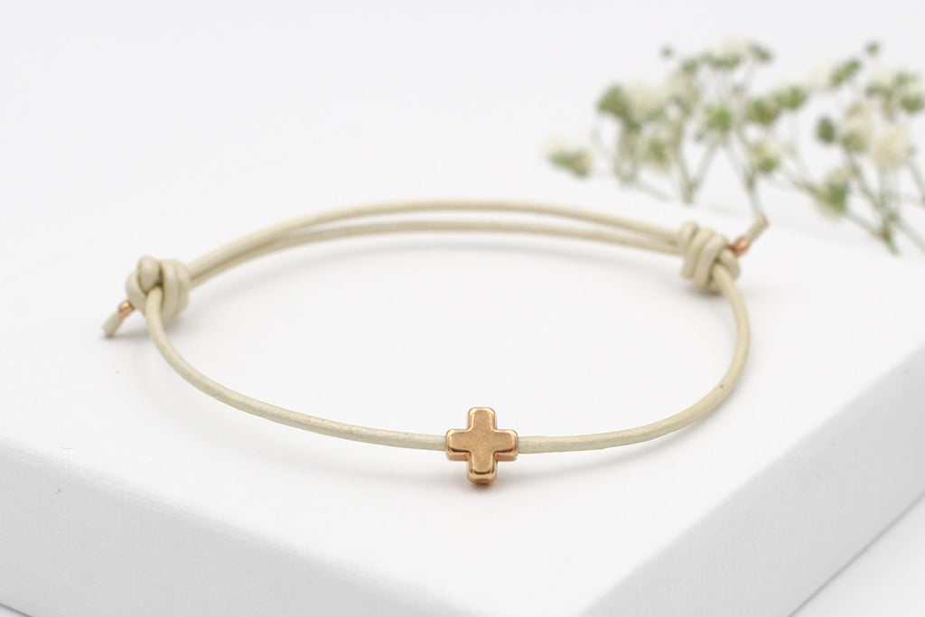 Schiebeknoten Armband aus Leder mit kleinem Kreuz für Damen in creme perlmutt