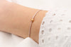 Schiebeknoten Armband mit Facetten Perle und Rosenholz farbenem Lederband am Handgelenk getragen