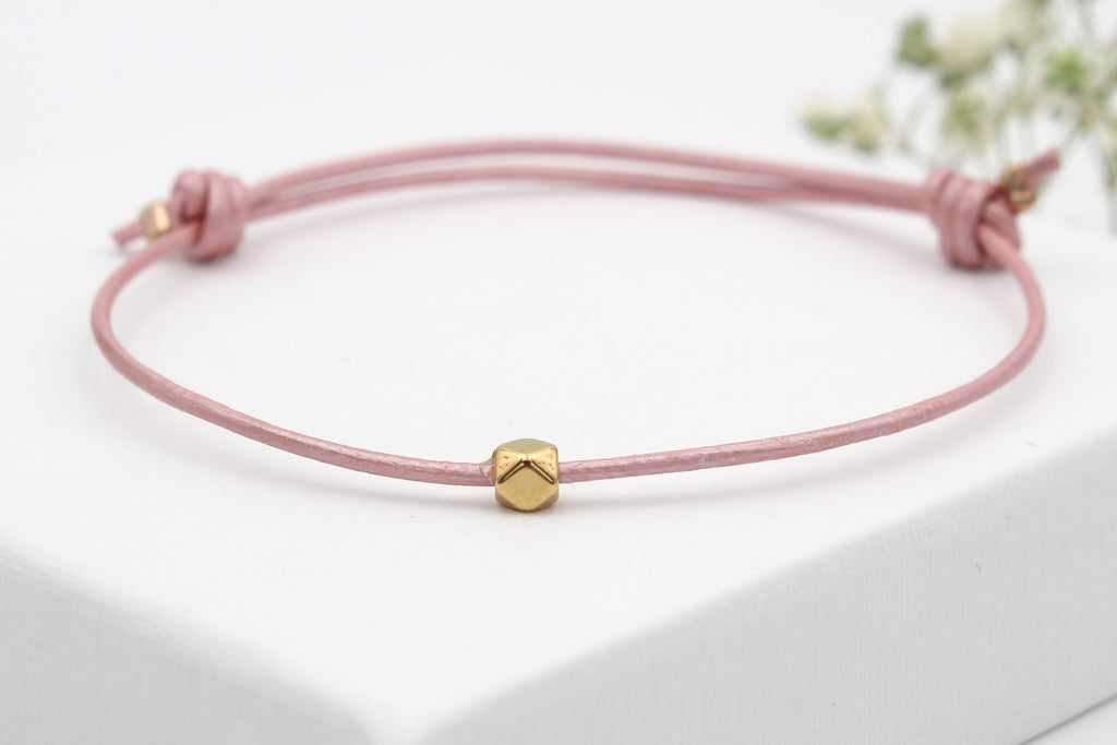 Leder Armband Damen in rosa perlmutt und goldfarbener rautenförmiger Perle sowie Schiebe Schließe