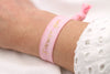 elastisches Armband in rosa am Handgelenk getragen
