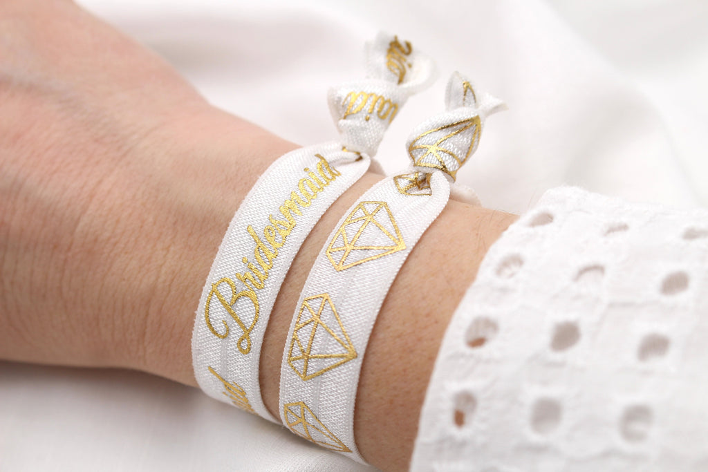 2 elastische Armbänder im Set in weiß mit goldfarbener Schrift Bridesmaid und Diamanten Symbol, dehnbar, Geschenkidee Hochzeit, Junggesellinnenabschied, Brautparty, Bridesmaid, JGA, Wedding