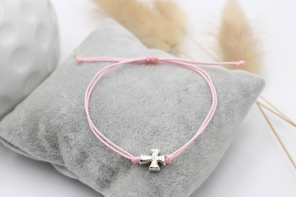 rosa Armband Kreuz in silberfarben und Größen verstellbarem Makramee Verschluss