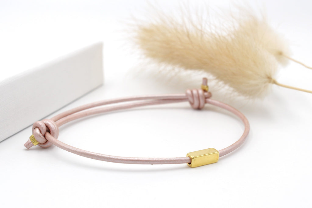 Schiebeknoten Armband aus Leder in Cameo rose und goldfarbenem Tube