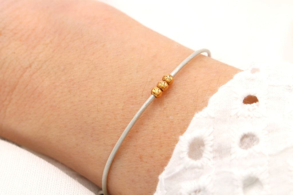 Lederarmband ivory 3 Perlen Farbe rosegold am Handgelenk, Geschenkidee Freundin Frau Geburtstag