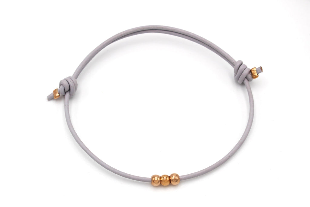 graues Lederarmband Damen mit Schiebe Knoten als Verschluss und 3 kleinen Perlen in rosegold