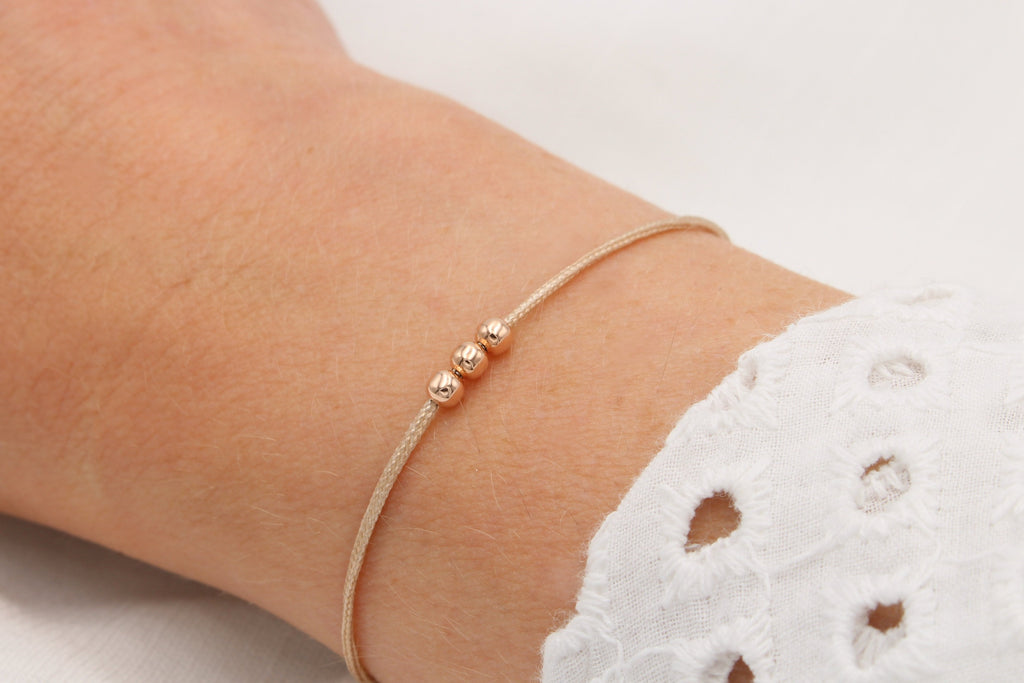 Makramee Armband Perlen rosegold am Handgelenk getragen