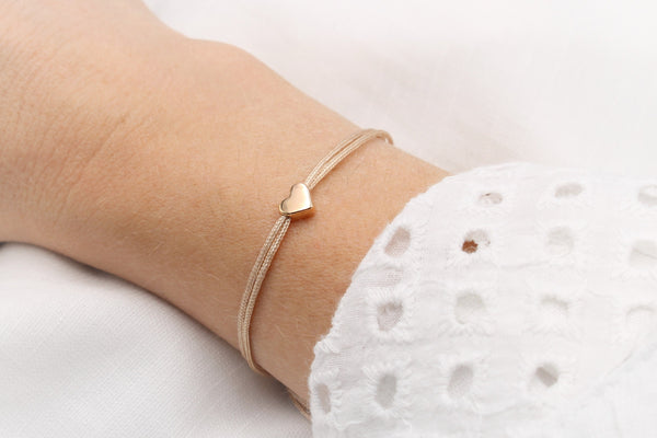 Handgelenksfoto Makramee Armband Herz rosegold am Handgelenk der Dame getragen und verstellbarem Verschluss