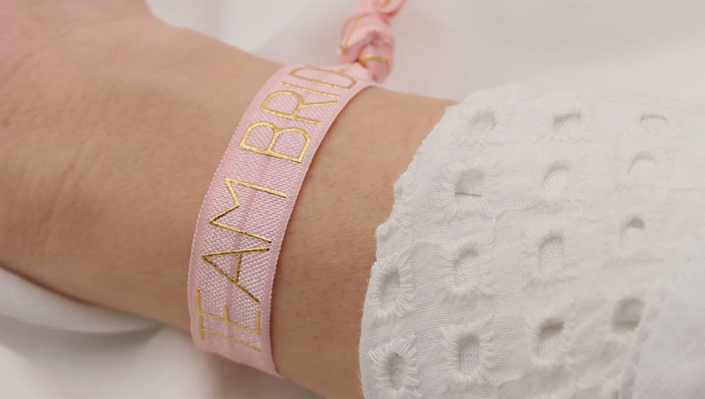 Elastisches Armband Team Bride in rosa goldfarben am Handgelenk