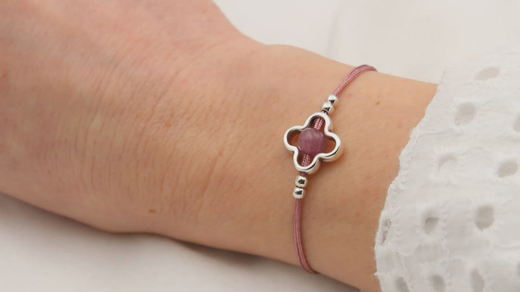 Video Armband Makramee mit Blume silber in aubergine Red am Handgelenk der Dame getragen