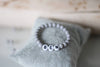 Namensarmband Perlen grau matt, dehnbar, individuell, Wunschname, Geschenk Junge