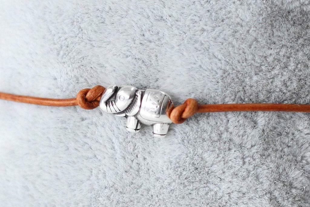 Details Leder Armband Elefant silber als Symbol in der Mitte
