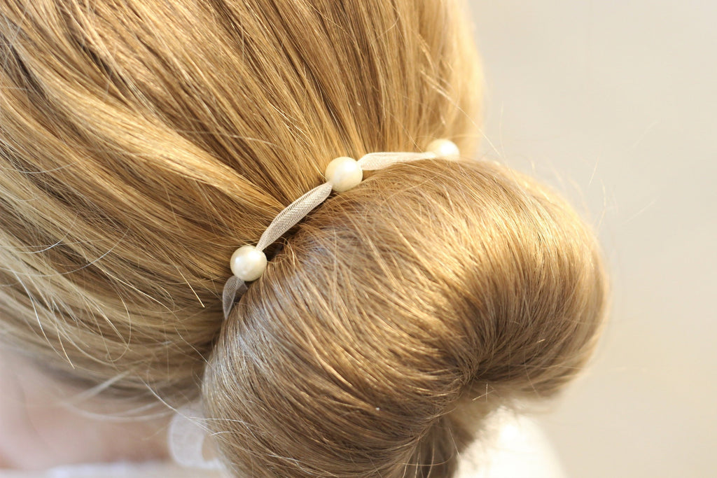 Haarband mit Perlen in ivory Weiß, mit Schleife als Duttband gebunden
