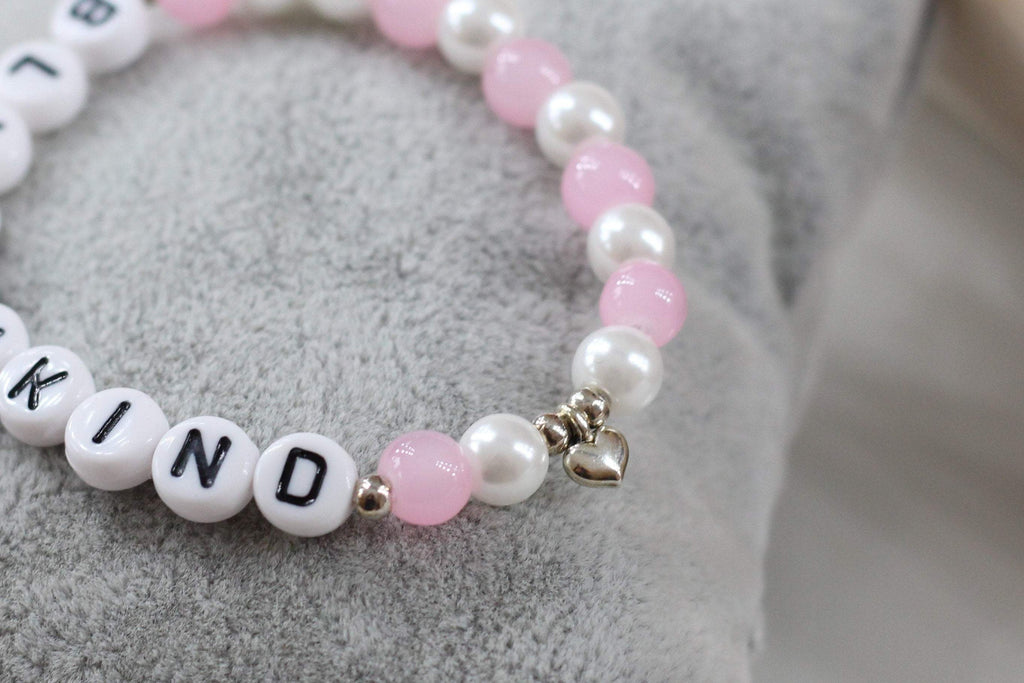 Namensarmband Blumenkind rosa weiß perlmutt mit filigranen Herz Anhänger Farbe silber, Perlenarmband