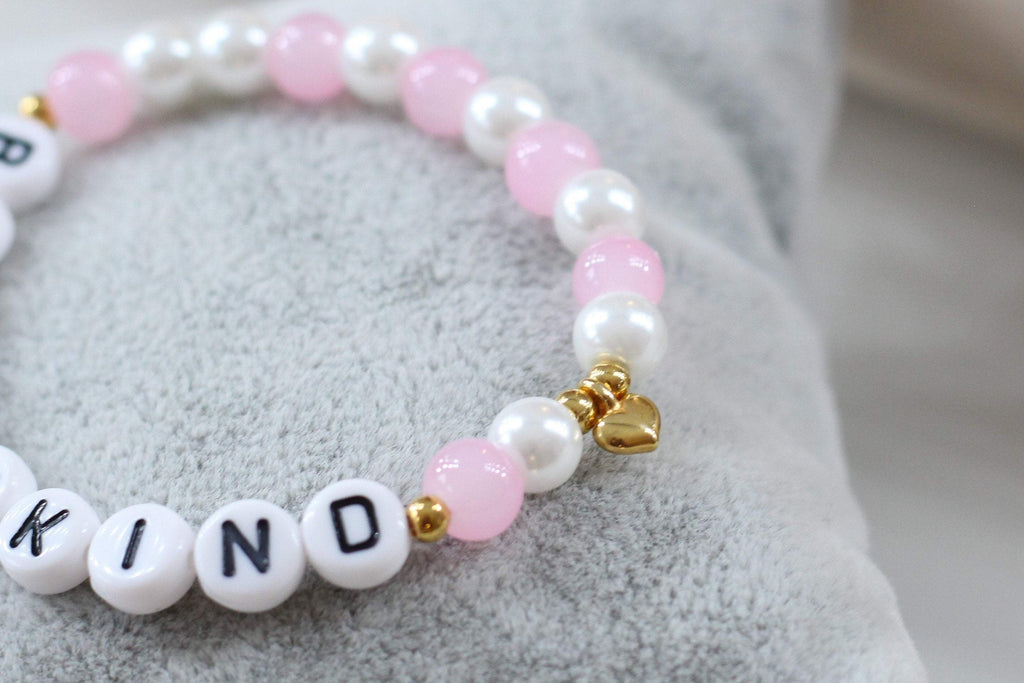 Namensarmband Blumenkind rosa weiß perlmutt mit filigranen Herz Anhänger Farbe gold, Perlenarmband