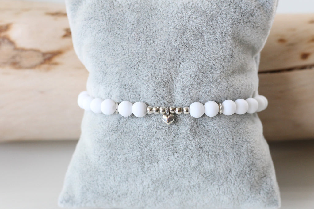 weißes Armband mit Perlen als Accessoire für den Urlaub