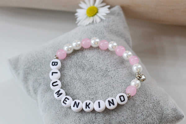 Blumenkind Armband in rosa und weiß perlmutt mit filigranen Herz Anhänger Farbe silber, personalisiertes Namensarmband