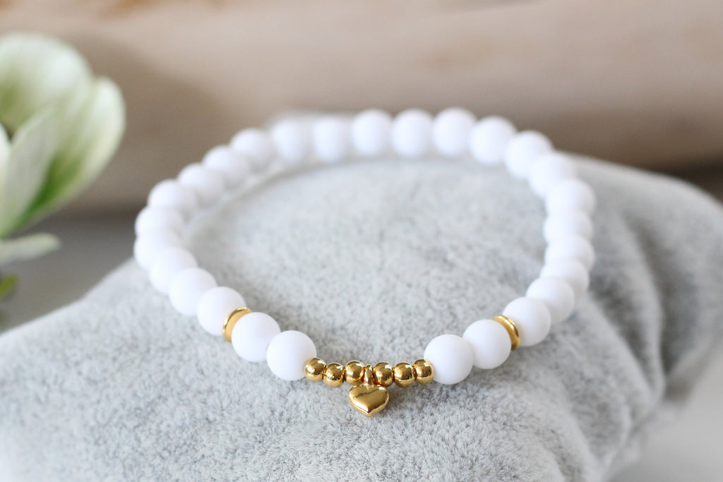 weißes Sommer Armband mit goldenen Perlen als Accessoire für den Urlaub