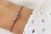 Armband 2 Perlen 925 Silber rose mit brombeere farbenem Makrameeband am Handgelenk getragen