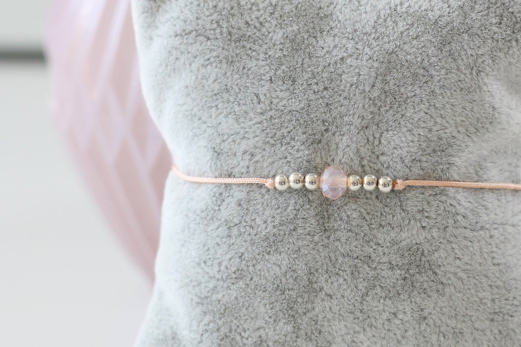 filigranes Makramee Armband in pfirsich / apricot mit Perlen 925 Silber und edlem Verschluss zur perfekten Größenanpassung