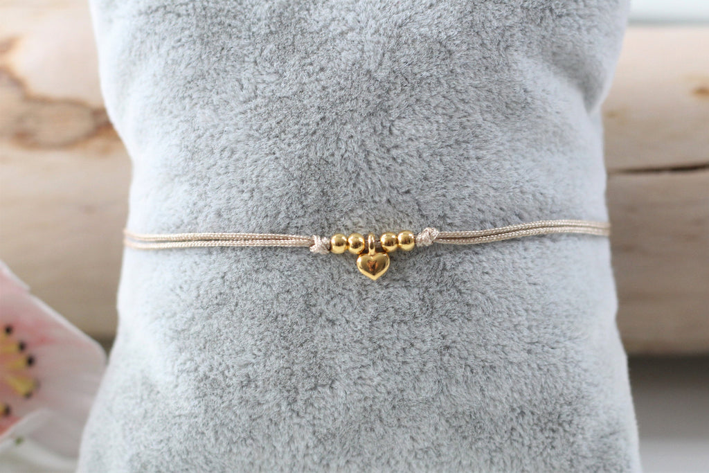 Filigranes Armband Herz Anhänger 4 Perlen Farbe gold, geflochtener Makrameeverschluß, Makramee Band Farbwahl