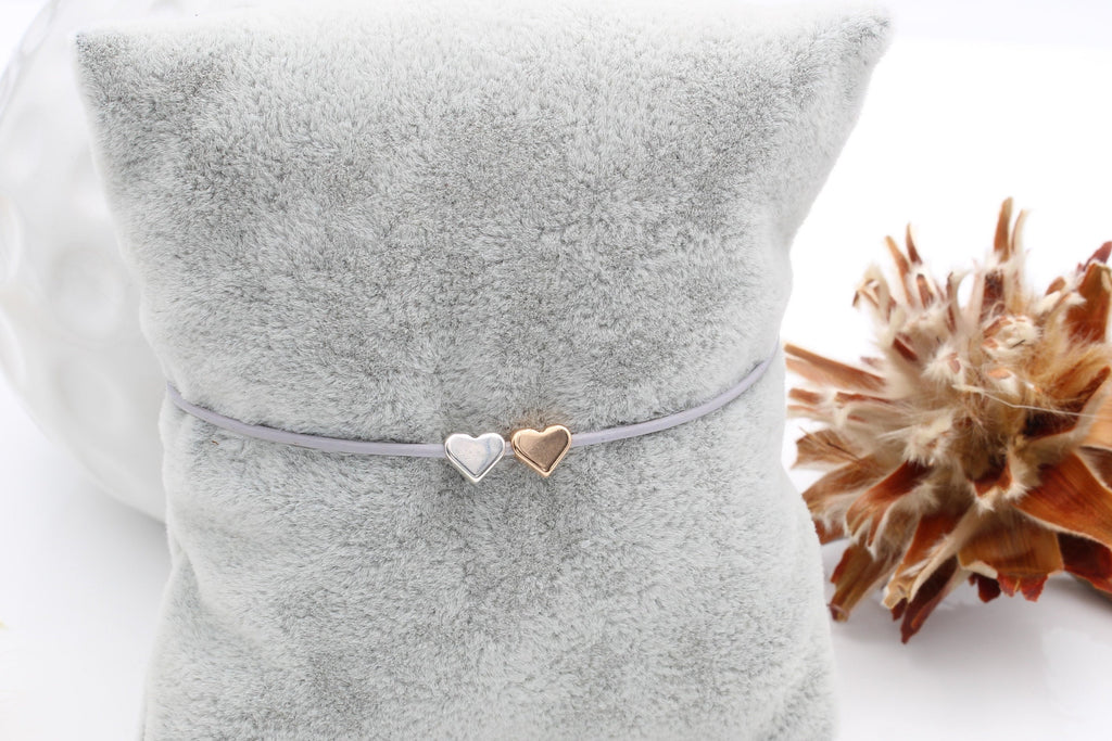 filigranes Armband aus Leder mit 2 Herzen in bicolor