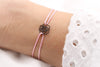 filigranes Armband schwarze Rose und rosafarbenem Makrameeband