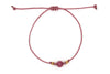 Makramee Armband Halbedelsteinperle Jade Aubergine Red Farbe rosegold, gold oder silber mit geflochtenem Verschluss auf weißem Hintergrund