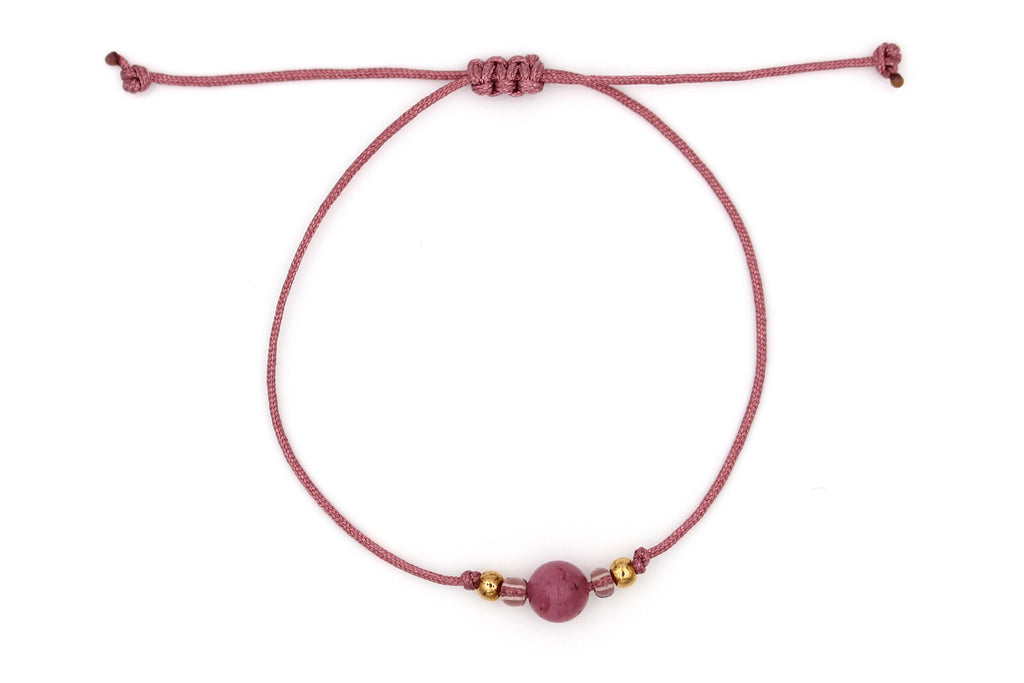 Makramee Armband Halbedelsteinperle Jade Aubergine Red Farbe rosegold, gold oder silber mit geflochtenem Verschluss auf weißem Hintergrund