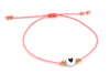 filigranes Makramee Armband mit Herz Perle auf weißem Hintergrund