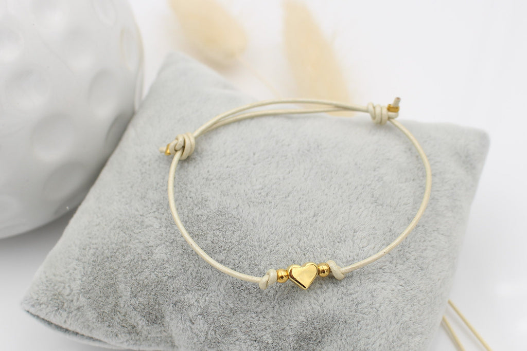 Schiebeknoten Armband aus Leder mit Herz und Perlen in gold und cremefarbenes Lederband