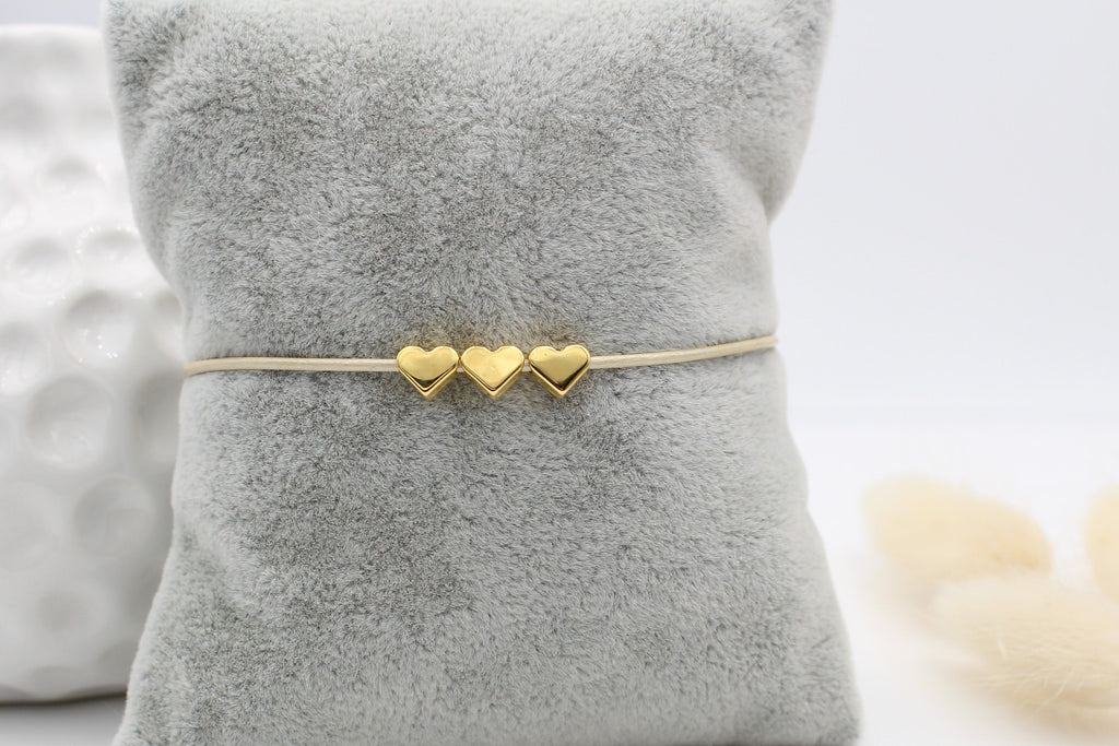 filigranes Herz Armband aus Leder mit 3 Herzen in gold