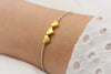 Armband Damen Leder in creme mit 3 Herzen goldfarben am Handgelenk getragen