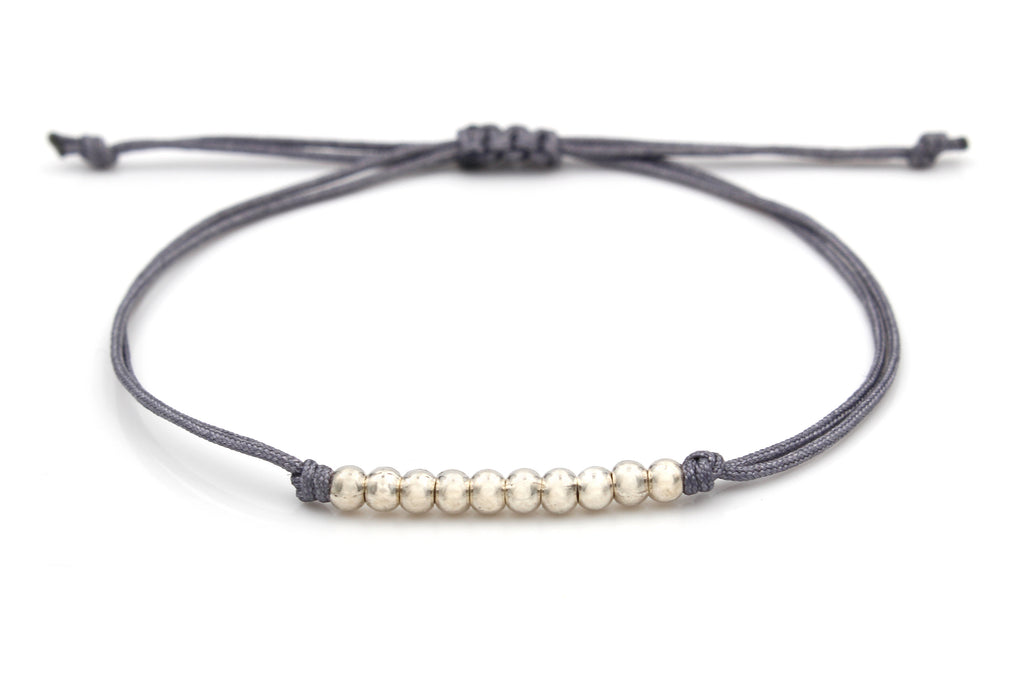 Armband kleine Perlen in grau mit silberfarbenen Perlen und Größen verstellbarem Verschluss