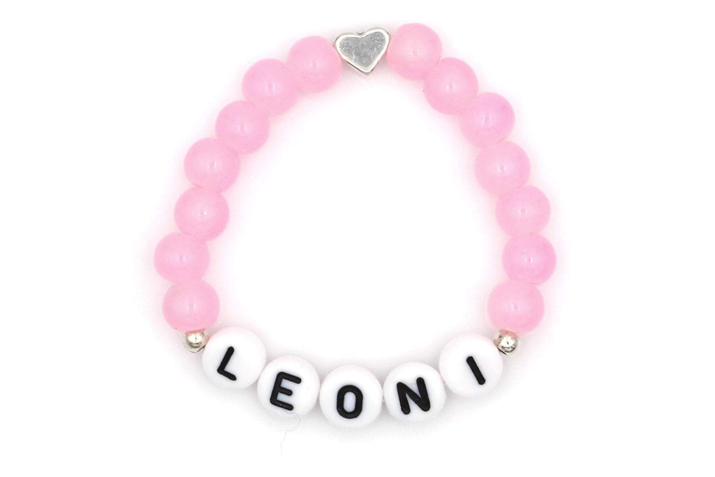 rosa Armband mit Namen und Herz in der Mitte sowie 2 kleine Perlen in silber