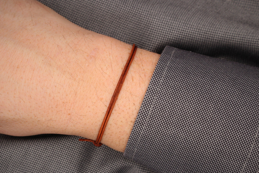 Partnerarmband Leder 1mm in braun am Handgelenk des Mannes getragen