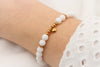 weißes Armband aus Perlen mit rosegoldfarbenen Details