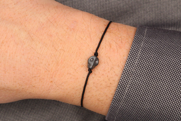 Armband Totenkopf in schwarz mit geflochtenem Makramee Verschluss als Halloween Accessoire