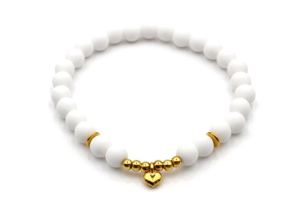 Perlenarmband weiß mit Herz Anhänger in goldfarben ideal als Sommerarmband