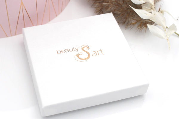 Schmuckschachtel in weiß mit Beautysart Design Logo, Geschenkverpackung