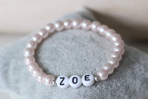 Namensarmband in rosa perlmutt mit silberfarbenen Details, elastisch, dehnbar und personalisiert auf deinen Namen
